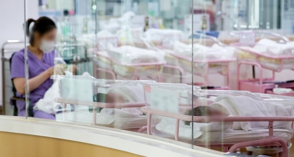 28일 오후 서울 시내 한 산후조리원 신생아실에서 간호사 등 관계자들이 신생아들을 돌보고 있다. 2024.2.28 공동취재