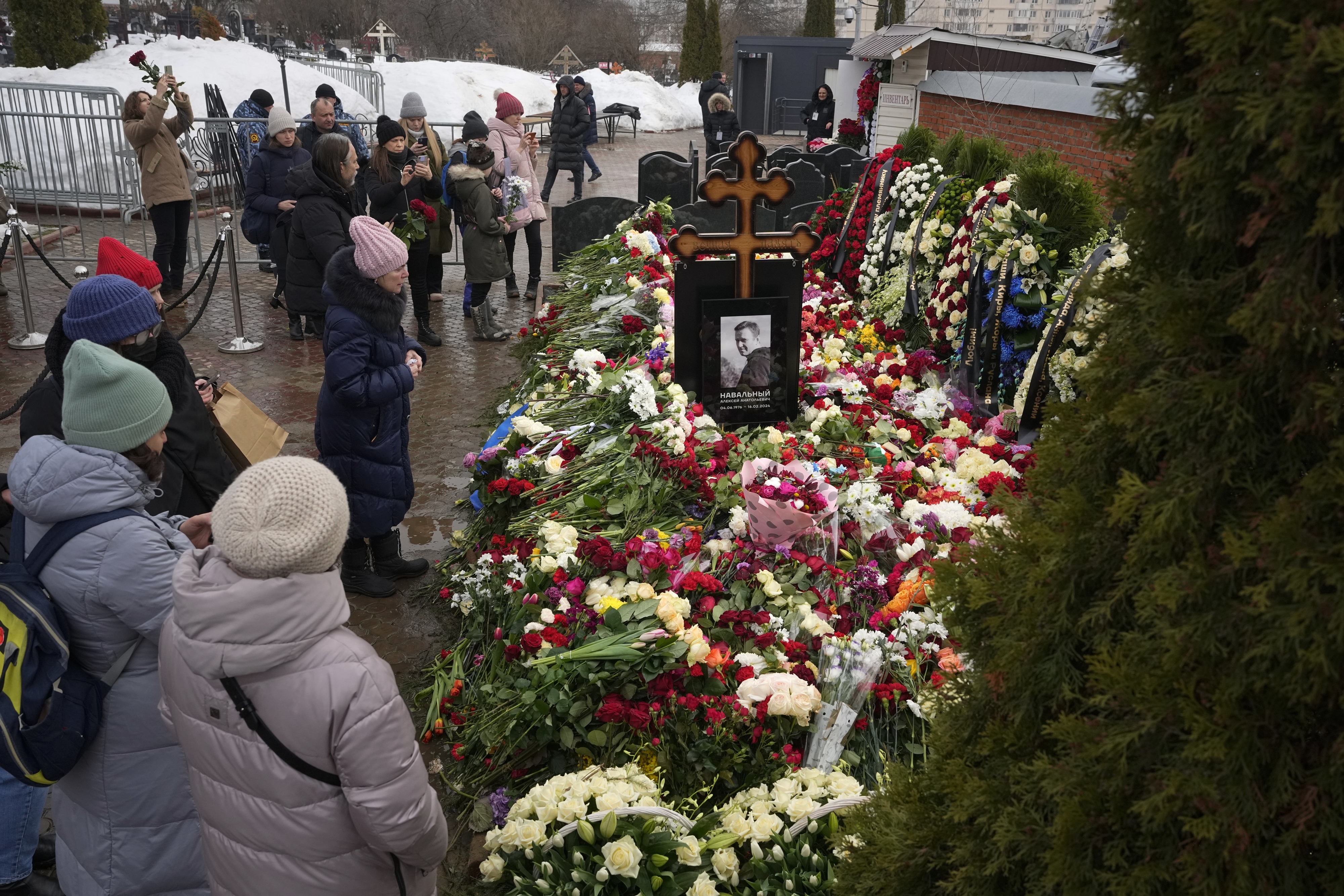 2일(현지시간) 러시아 모스크바 남동부 마리노의 보리솝스코예 공동묘지에 알렉세이 나발니 추모객이 모이고 있다. 전날 마리노의 우톨리 모야 페찰리(내 슬픔을 위로하소서) 교회에서는 나발니의 장례식이 엄수됐다. 2024.3.2 AP 연합뉴스