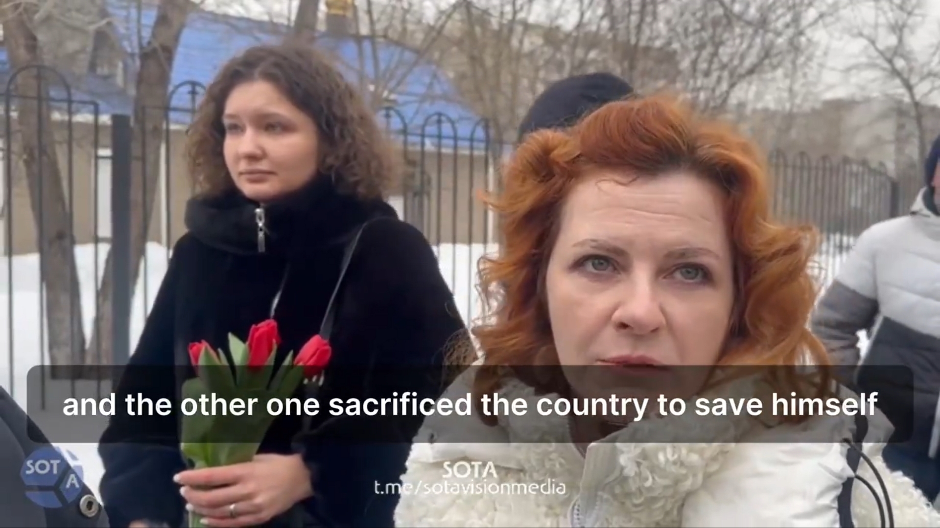 1일(현지시간) 러시아 반정부 운동가 알렉세이 나발니 장례식이 거행된 모스크바 남동부 마리노의 우톨리 모야 페찰리(내 슬픔을 위로하소서) 교회 앞에서 한 추모객이 독립매체 소티(SOTA)와 인터뷰하고 있다. 이 여성은 인터뷰에서 “나발니는 나라를 구하기 위해 자신을 희생했고, 다른 사람은 자신을 구하기 위해 나라를 희생했다”며 블라디미르 푸틴 러시아 대통령을 저격했다. 2024.3.1 소타
