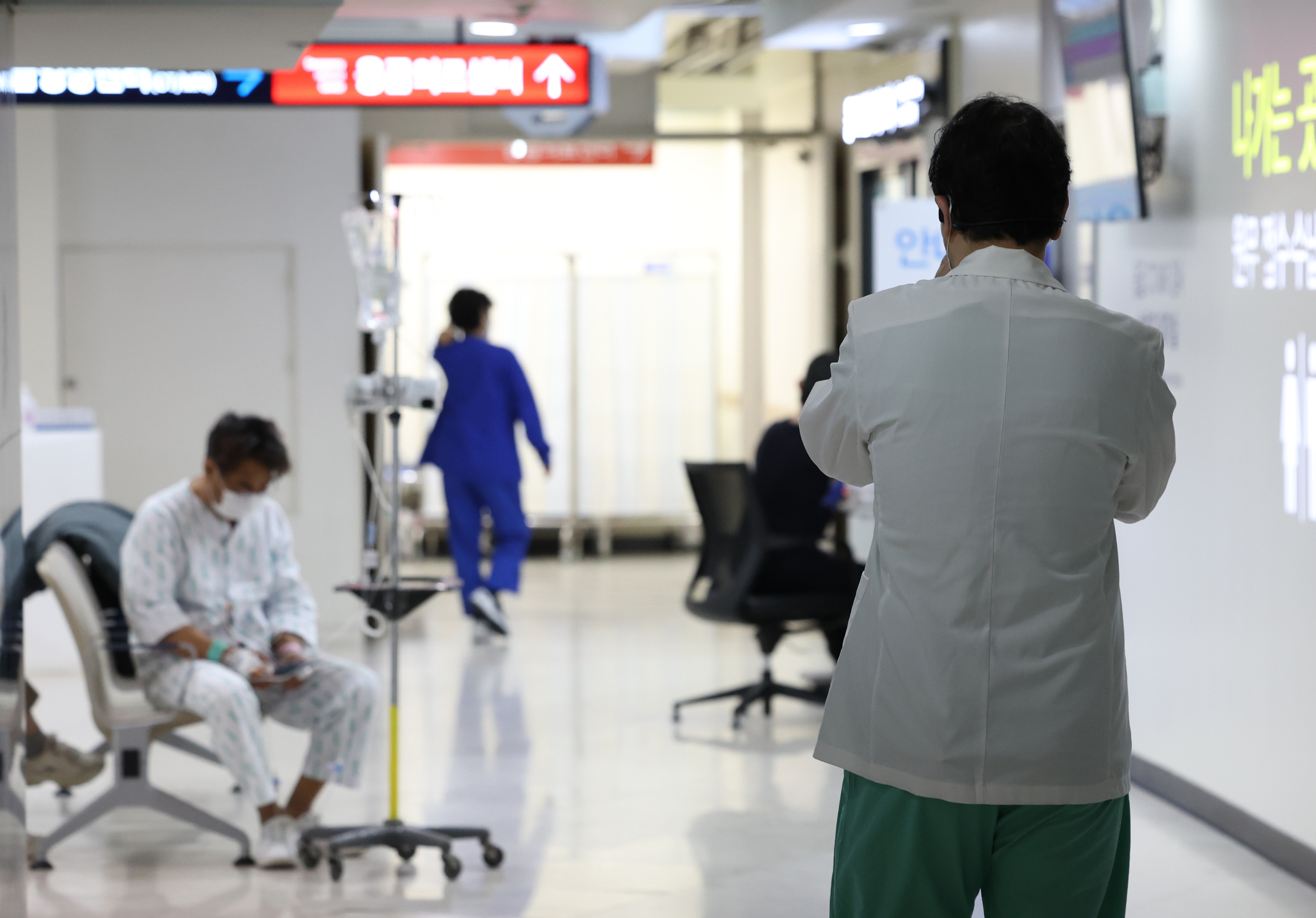 서울 시내 한 대학병원에서 의료진이 응급의료센터로 이동하고 있다. 연합뉴스