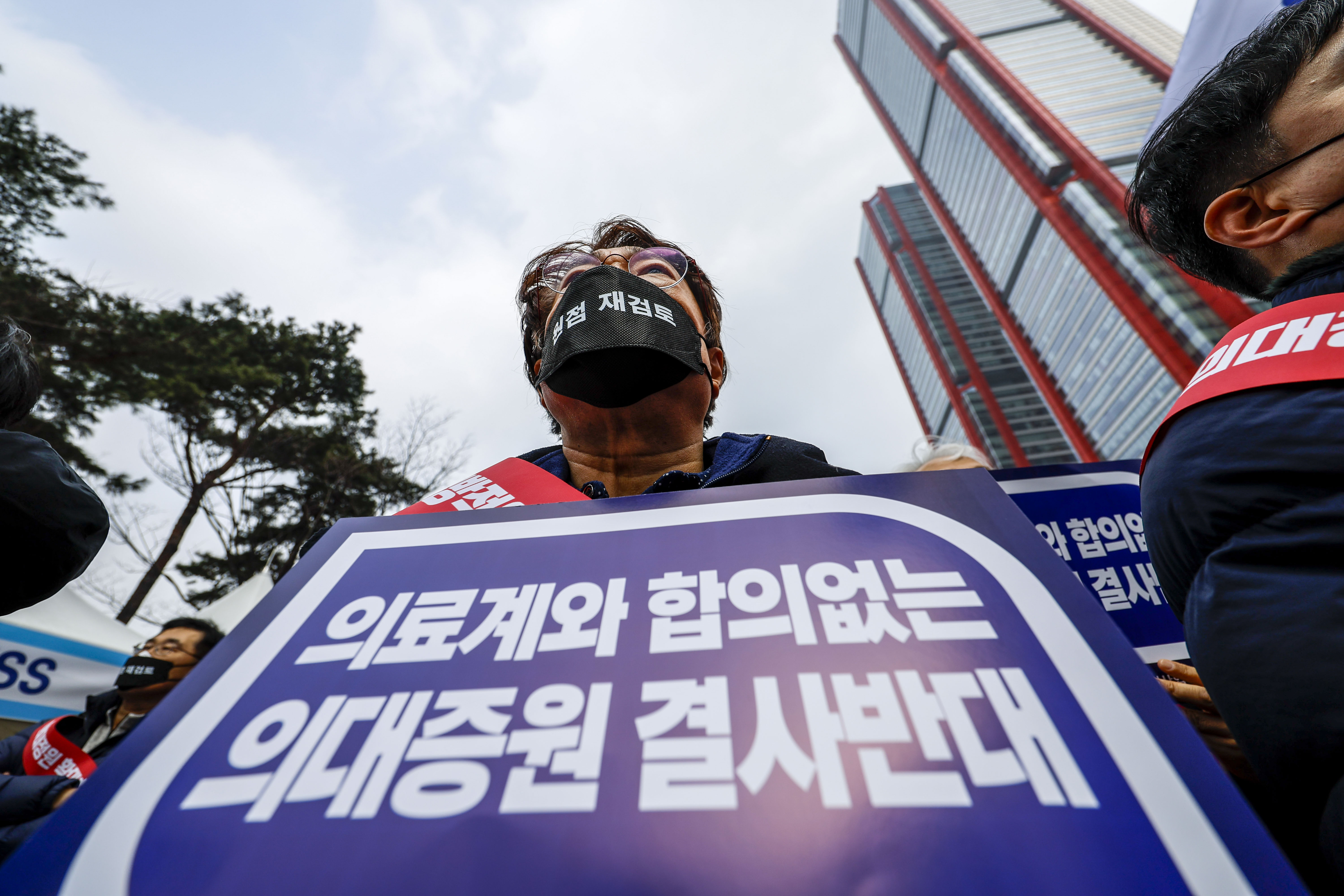 3일 서울 영등포구 여의대로에서 열린 ‘의대 정원 증원 및 필수 의료 패키지 저지를 위한 전국 의사 총궐기 대회’에서 참석자들이 피켓을 들고 있다. 뉴시스