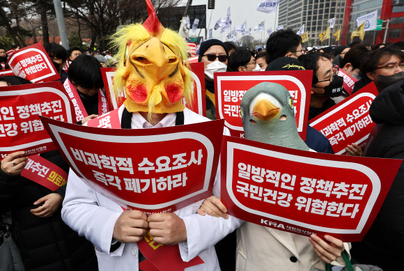 3일 오후 서울 여의도공원 옆 여의대로 인근에서 열린 의대정원 증원 및 필수의료 패키지 저지를 위한 전국의사 총궐기대회에서 참석자들이 의료 탄압 중단 등을 촉구하는 내용의 손팻말을 들고 있다. 2024.3.3  연합뉴스