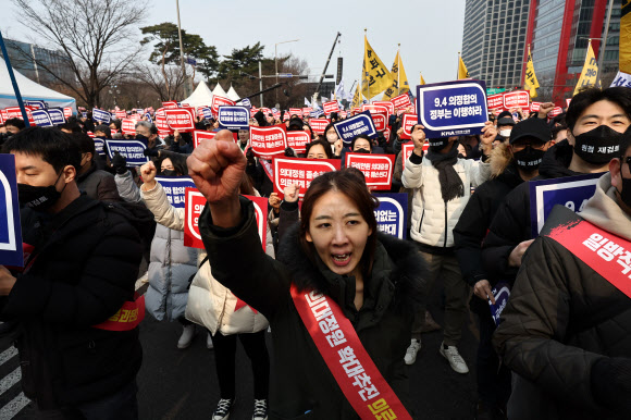 3일 오후 서울 여의도공원 옆 여의대로 인근에서 열린 의대정원 증원 및 필수의료 패키지 저지를 위한 전국의사 총궐기대회에서 참석자들이 의료 탄압 중단 등을 촉구하는 내용의 구호를 외치고 있다. 2024.3.3  연합뉴스