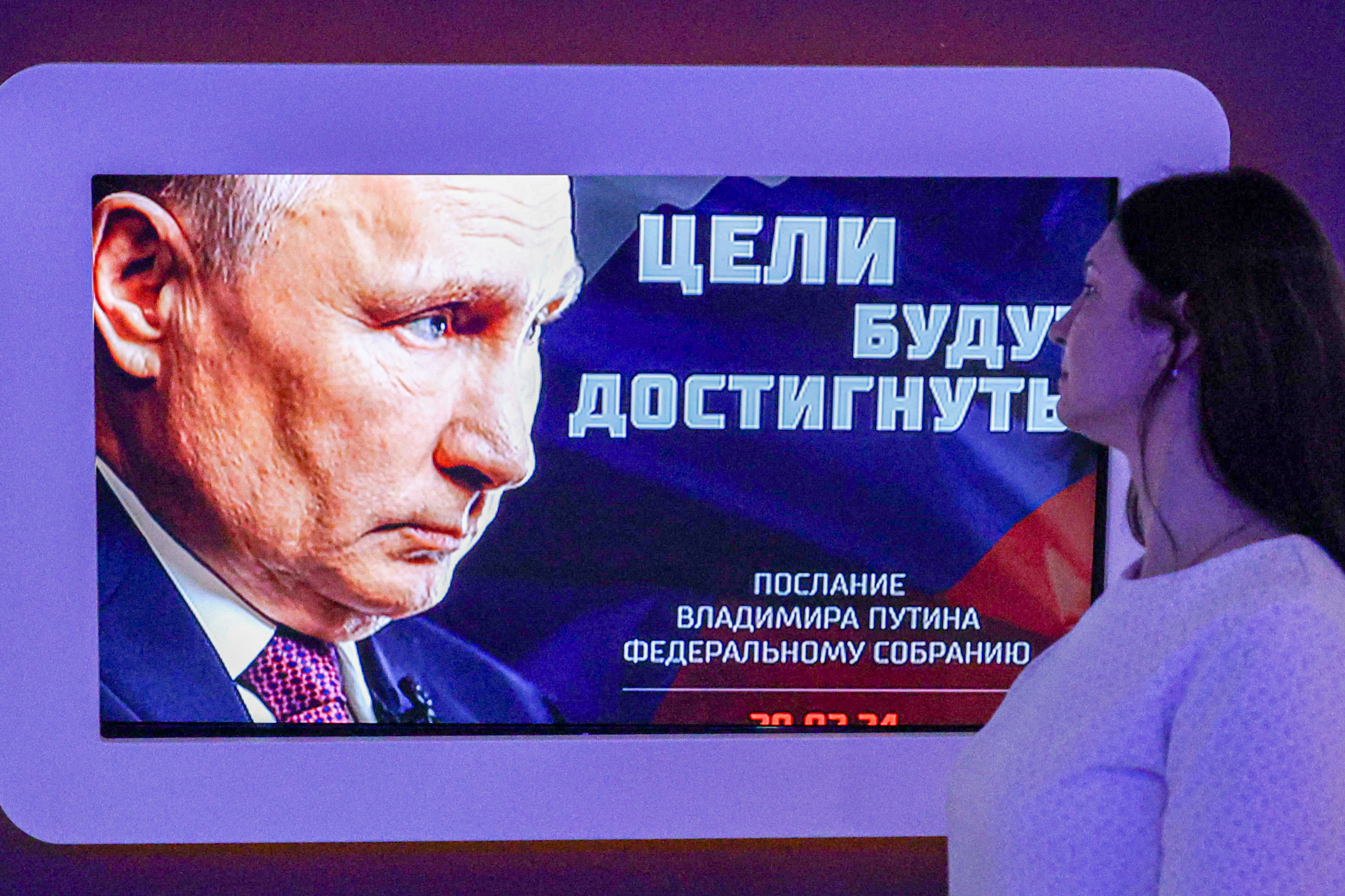오는 15~17일(현지시간) 러시아 대통령 선거에서 블라디미르 푸틴 대통령의 당선이 확실시된다. 그가 5선에 성공하면 2030년까지 6년간 대통령직을 이어 가게 된다. 사진은 볼고그라드 시민이 지난달 29일 푸틴의 연두회견 방송을 지켜보는 모습. 타스