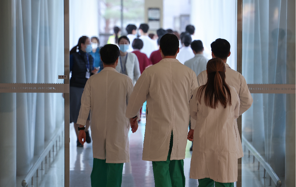 정부의 복귀 시한인 지난달 29일 서울 시내의 한 대학병원에서 의료진이 분주하게 이동하고 있다. 연합뉴스