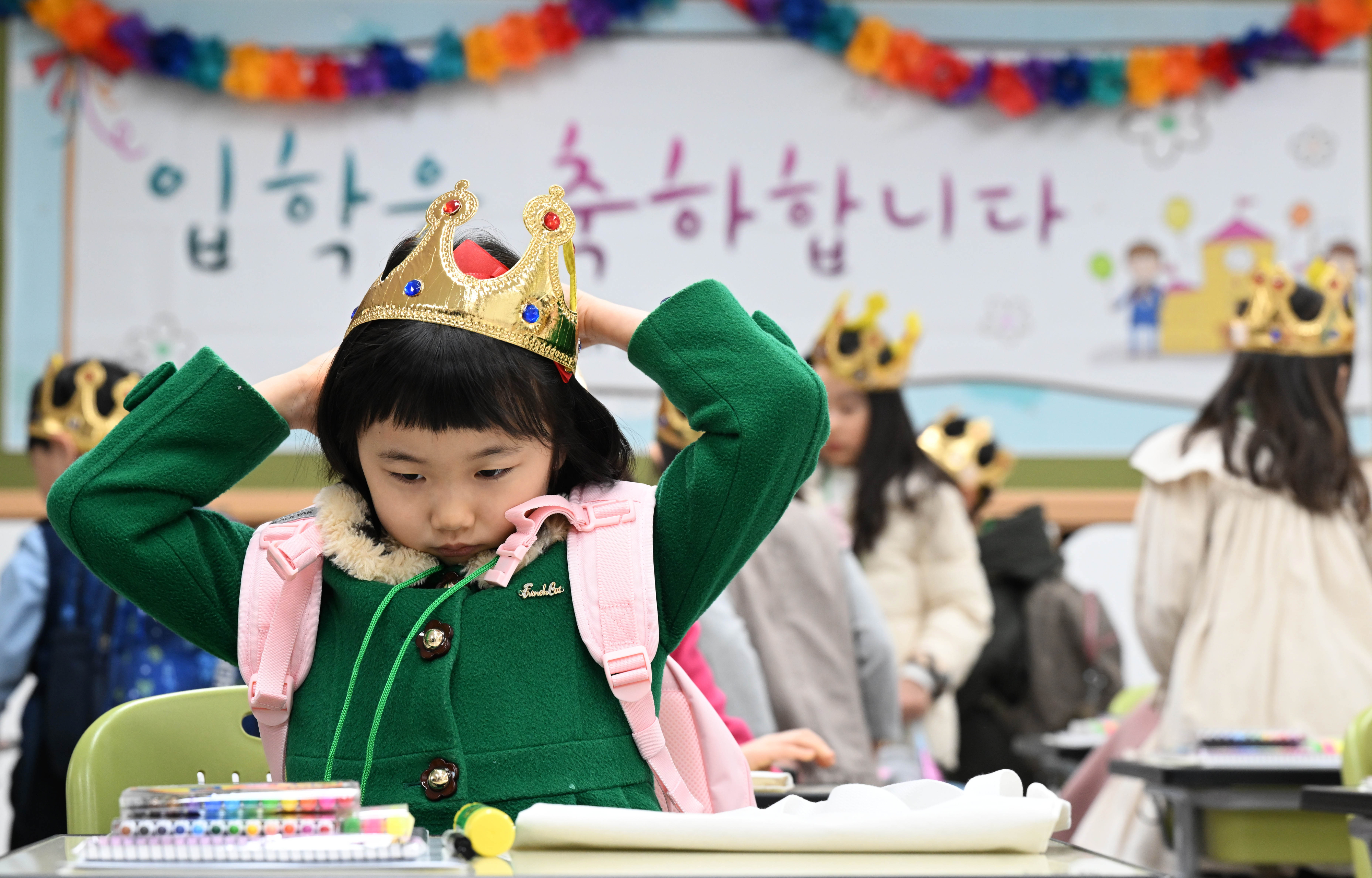 4일 서울 영등포구 문래초등학교에서 입학식을 마친 1학년 4반 신입생들이 교실에서 자리를 찾아 앉고 있다.