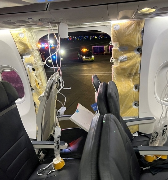 미국 오리건주 포틀랜드 국제공항을 이륙한 알래스카항공 1282편(보잉 737 맥스9)이 약 5000m 상공을 날던 중 동체에 구멍이 났다. 로이터 연합뉴스