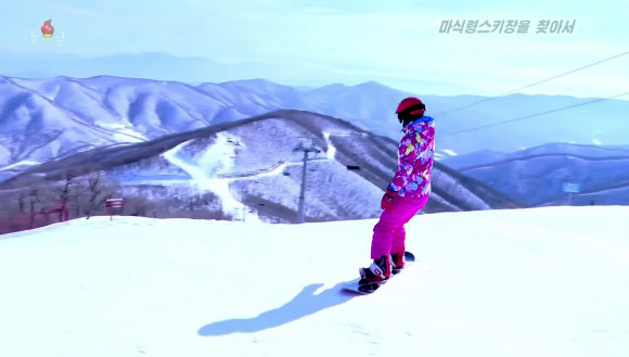 북한 조선중앙TV는 지난 3일 최근 마식령 스키장에서 판스키(스노보드)가 인기를 끌고 있다고 전했다. 현재 판스키 배우는 수가 대폭 늘어나 150~200명의 애호가들이 스키장에 등록돼 있다고 한다. 2024.3.4. 조선중앙TV 화면·연합뉴스