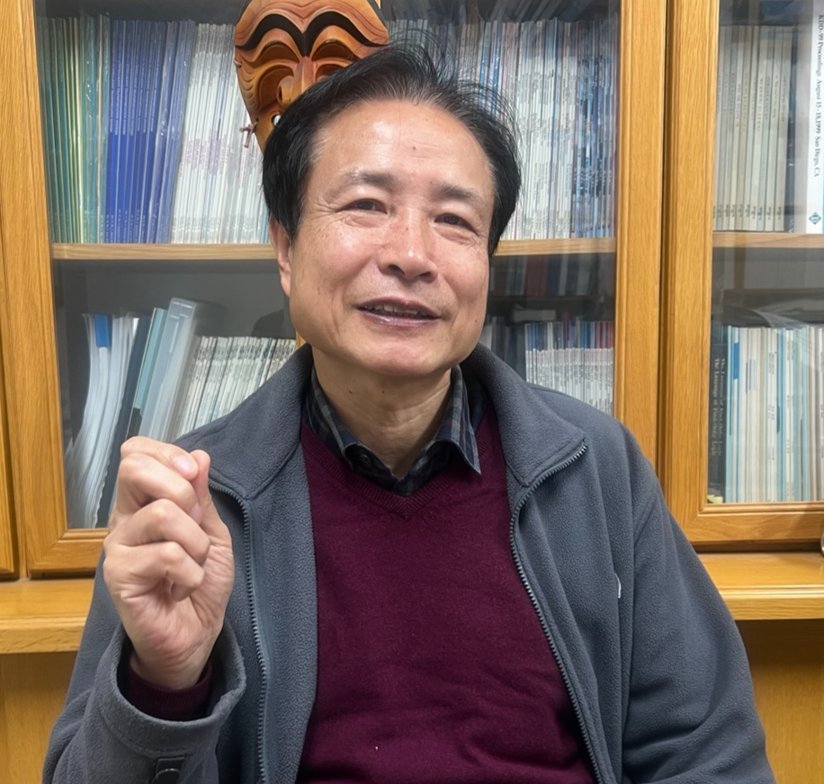 권혁철 부산대 명예교수가 ‘한국어 맞춤법·문법 검사기’의 운영 방향을 설명하고 있다.