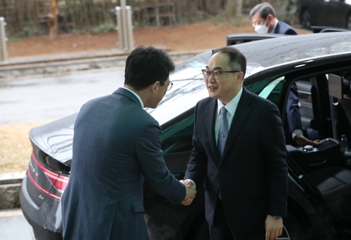 이원석 (오른쪽) 검찰총장이 5일 대전지검 홍성지청을 방문해 최인상 지청장과 악수하고 있다.
