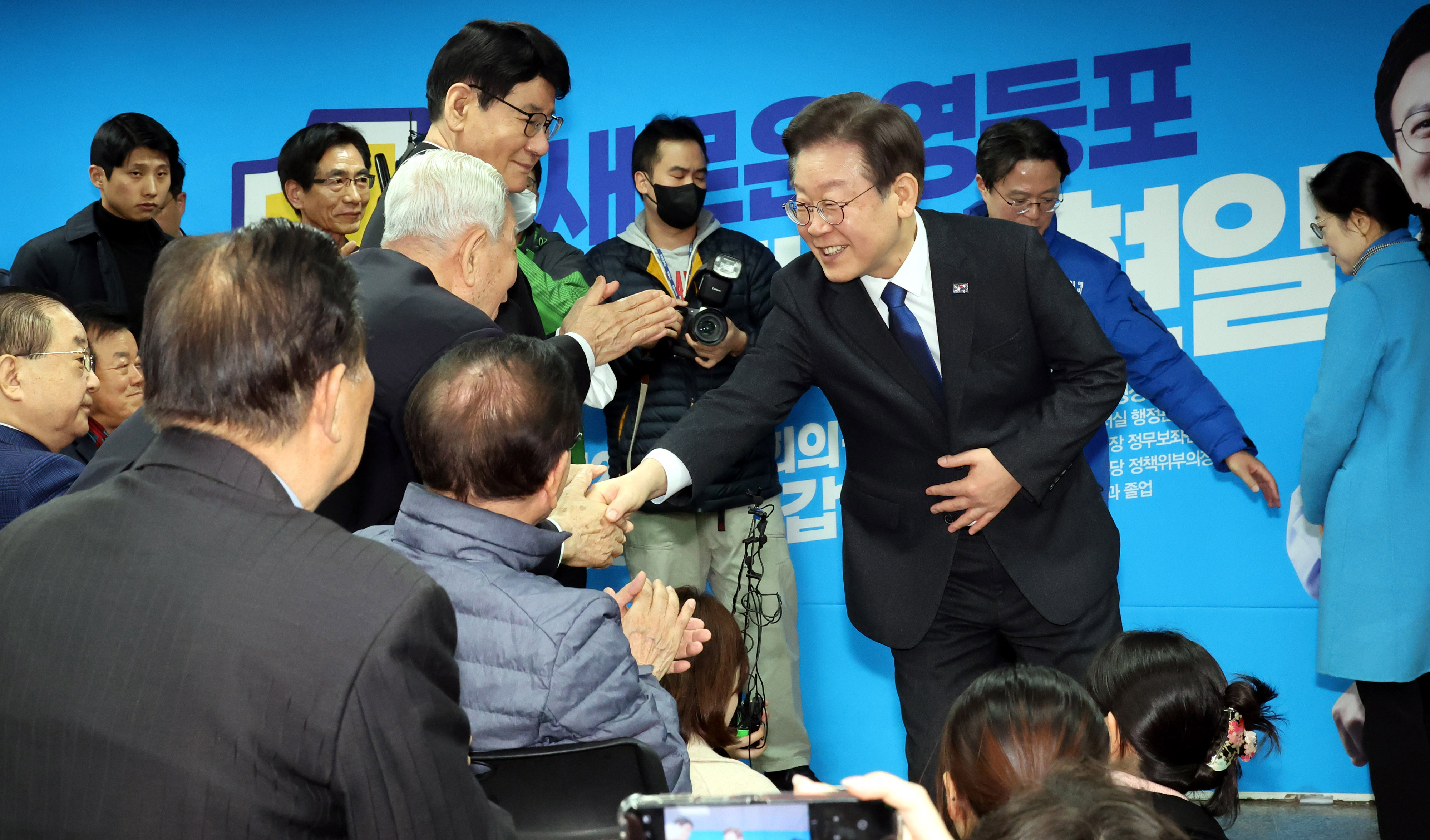 이재명 더불어민주당 대표가 5일 오후 서울 영등포 채현일후보 사무실을 방문해 지지자들과 인사하고 있다. 2024.3.5 안주영 전문기자