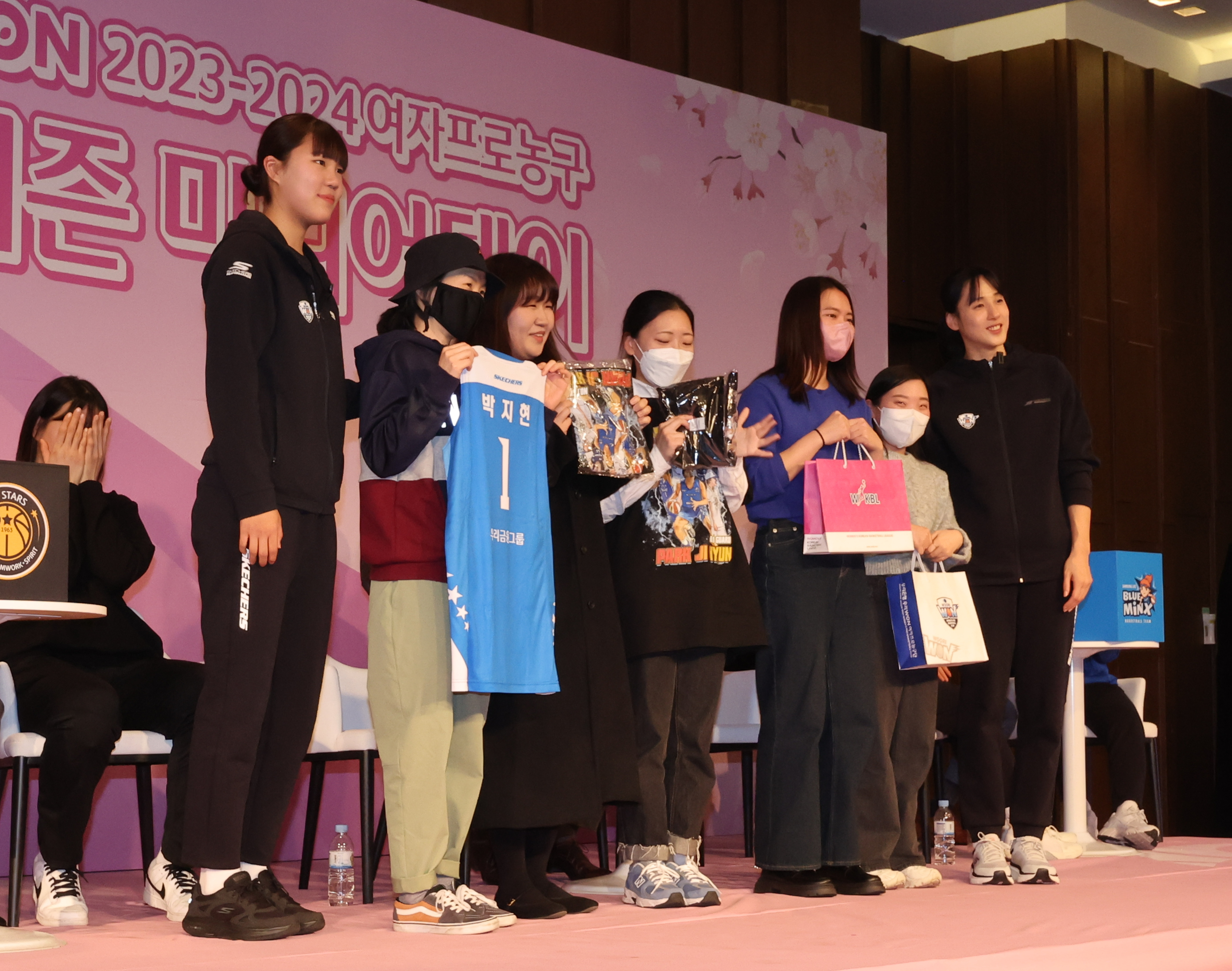 5일 열린 2023~24 여자프로농구 포스트시즌 미디어데이‘에서 우리은행 박지현, 김단비가 팬에게 애장품을 선물한 뒤 기념촬영하고 있다. 연합뉴스