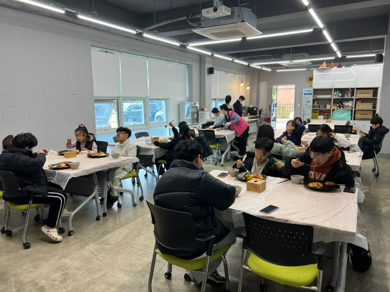 경남 창원시 진해구 ‘500원 청소년 식당’에서 아동·청소년들이 점심을 먹고 있다. 이영순씨 제공