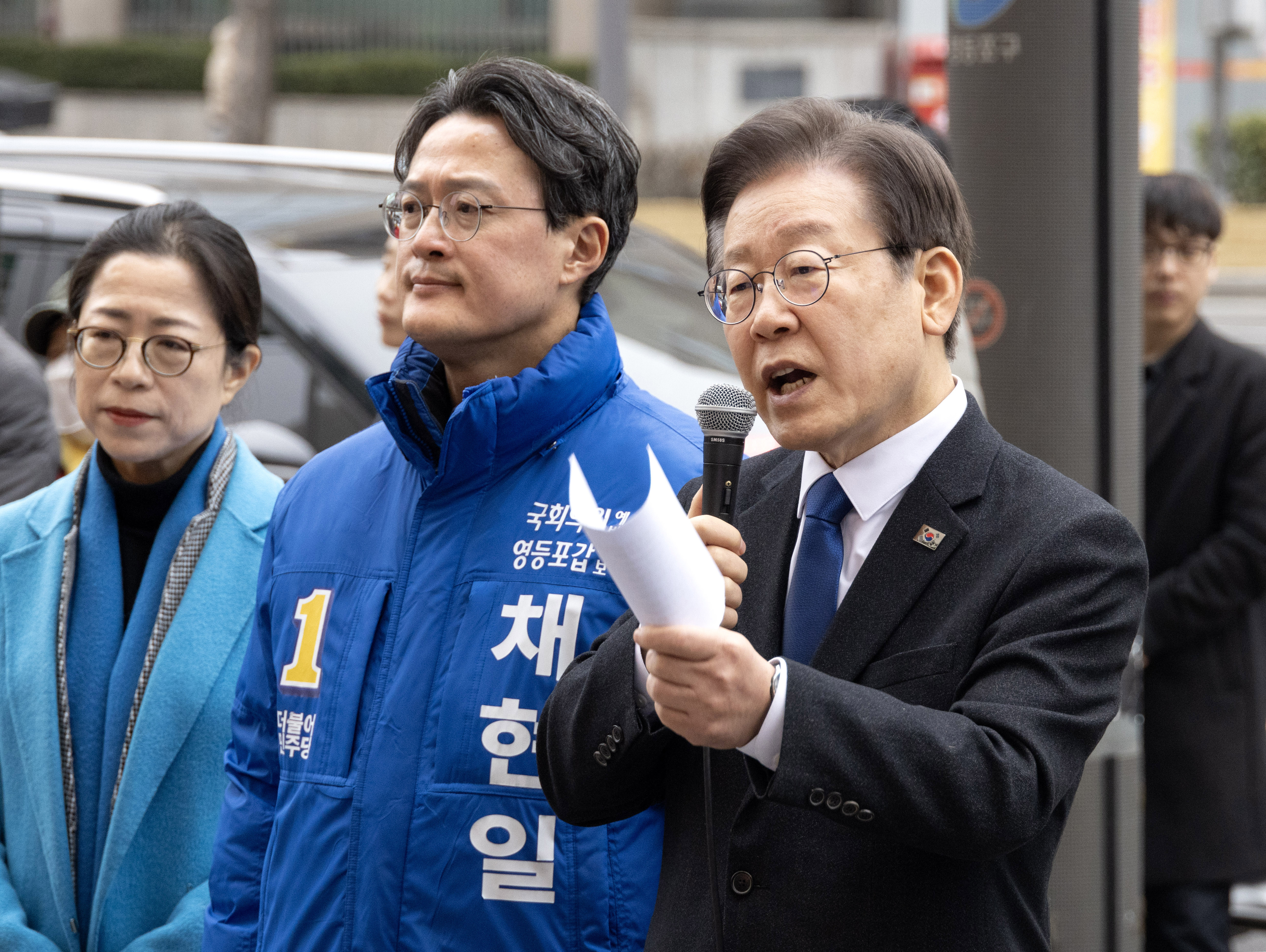 더불어민주당 이재명 대표가 5일 서울 영등포역 앞에서 긴급 현장기자회견을 하고 있다. 이 대표는 윤석열 대통령이 전국을 돌며 관건 선거를 하고 있다고 비난했다. 2024.3.5 안주영 전문기자