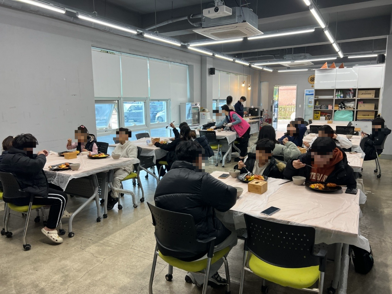 지난달 13일 경남 창원시 진해구 ‘500원 청소년 식당’에서 학생들이 점심을 먹고 있다. 이영순씨 제공