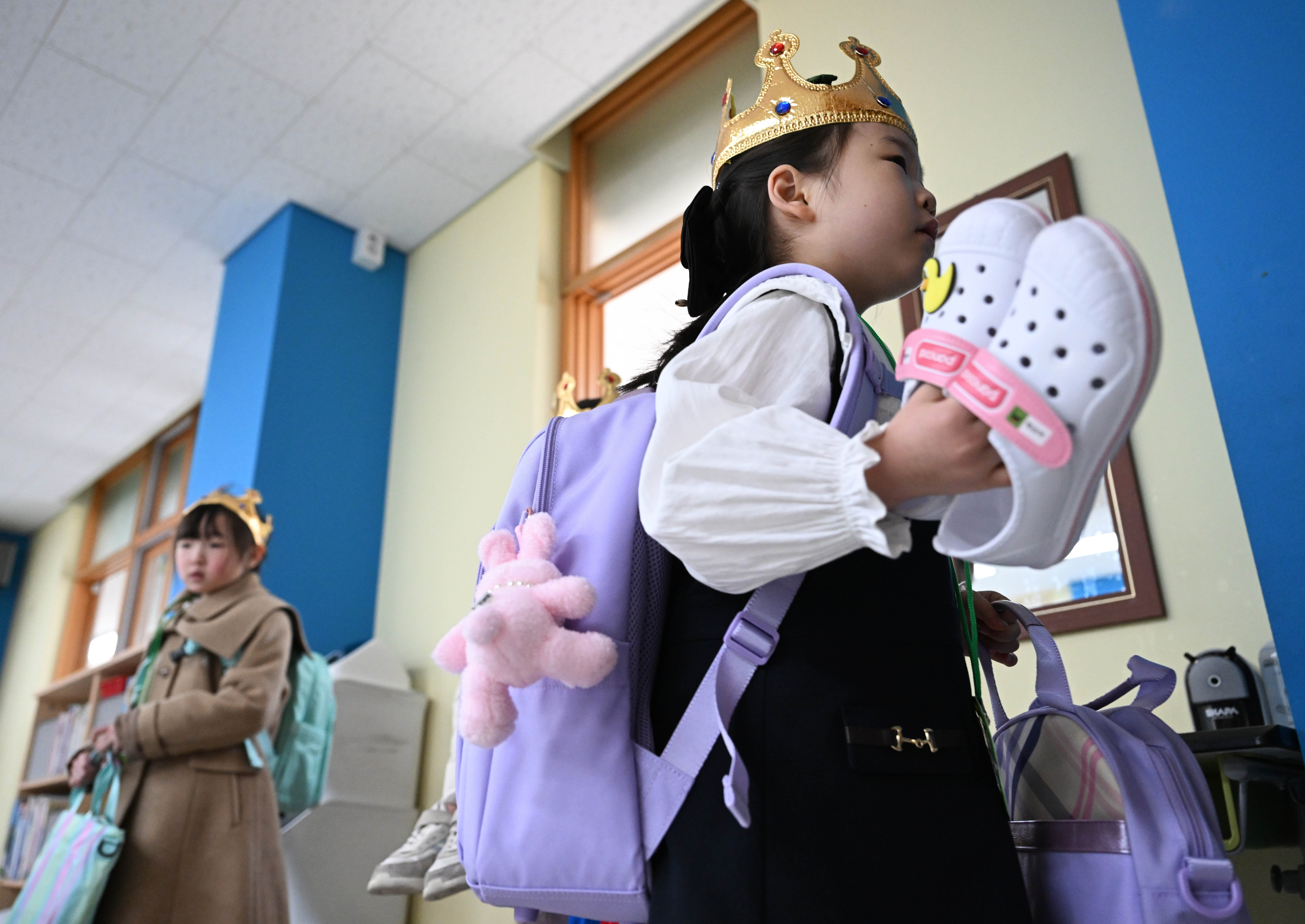 4일 서울 영등포구 문래초등학교에서 입학식을 마친 1학년 4반 신입생들이 교실로 들어가고 있다.