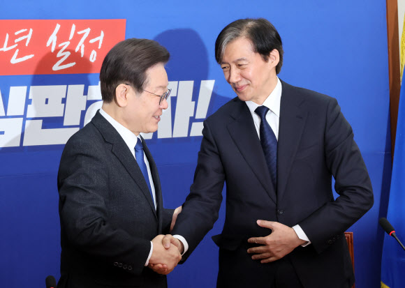 더불어민주당 이재명 대표가 5일 국회에서 취임인사차 예방한 조국혁신당 조국 대표와 악수하고 있다. 2024.3.5  연합뉴스