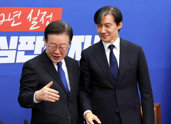 더불어민주당 이재명 대표가 5일 국회에서 취임인사차 예방한 조국혁신당 조국 대표와 인사말을 나눈 뒤 비공개로 전환되자 자리에서 일어서고 있다. 2024.3.5  연합뉴스