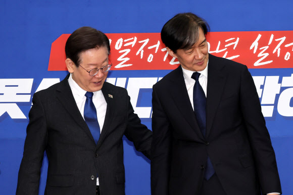 더불어민주당 이재명 대표가 5일 국회에서 취임인사차 예방한 조국혁신당 조국 대표와 함께 자리로 향하고 있다. 2024.3.5  연합뉴스