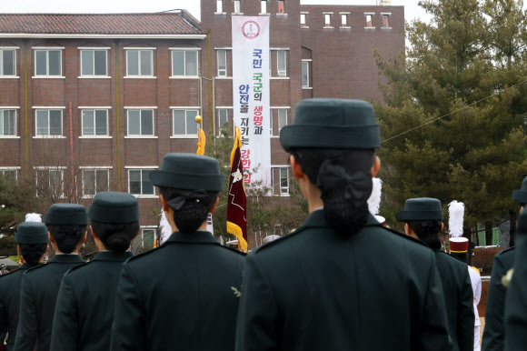 5일 오후 대전 유성구 국군간호사관학교에서 제64기 사관생도들의 졸입 및 임관식이 열린 가운데, 사관학교 외벽에 ‘국민 국군의 생명과 안전을 지키는 강한 힘’이라고 적힌 현수막이 걸려있다. 2024.3.5  연합뉴스