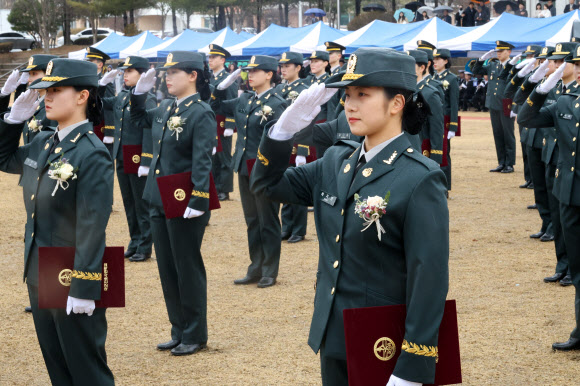 5일 오후 대전 유성구 국군간호사관학교에서 제64기 사관생도들의 졸입식 및 임관식이 열리고 있다. 2024.3.5  연합뉴스