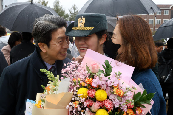 5일 오후 대전 유성구 국군간호사관학교에서 제64기 사관생도들의 졸업식 및 임관식이 열린 가운데, 사관생도 가족들이 계급장을 달아주고 축하하고 있다. 2024.3.5  연합뉴스