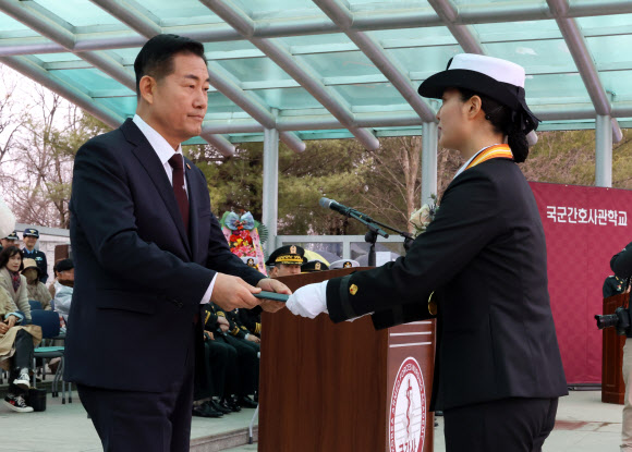 5일 오후 대전 유성구 국군간호사관학교에서 제64기 사관생도들의 졸업식 및 임관식이 열린 가운데, 신원식 국방부 장관이 생도 대표에게 임관사령장을 수여하고 있다. 2024.3.5  연합뉴스