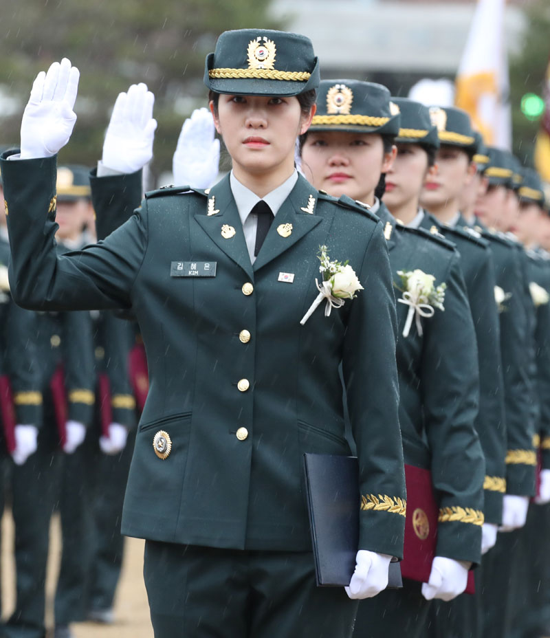 5일 대전 국군간호사관학교 연병장에서 열린 제64기 사관생도 졸업 및 임관식에서 사관생도들이 임관선서를 하고 있다. 2024.3.5 뉴스1