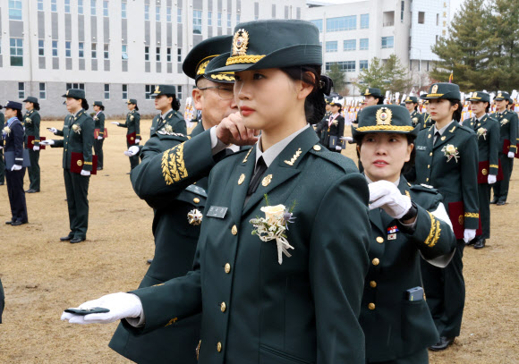 5일 오후 대전 유성구 국군간호사관학교에서 제64기 사관생도들의 졸업식 및 임관식이 열린 가운데, 육군 관계자와 생도 가족들이 사관생도에게 계급장을 달아주고 있다. 2024.3.5  연합뉴스