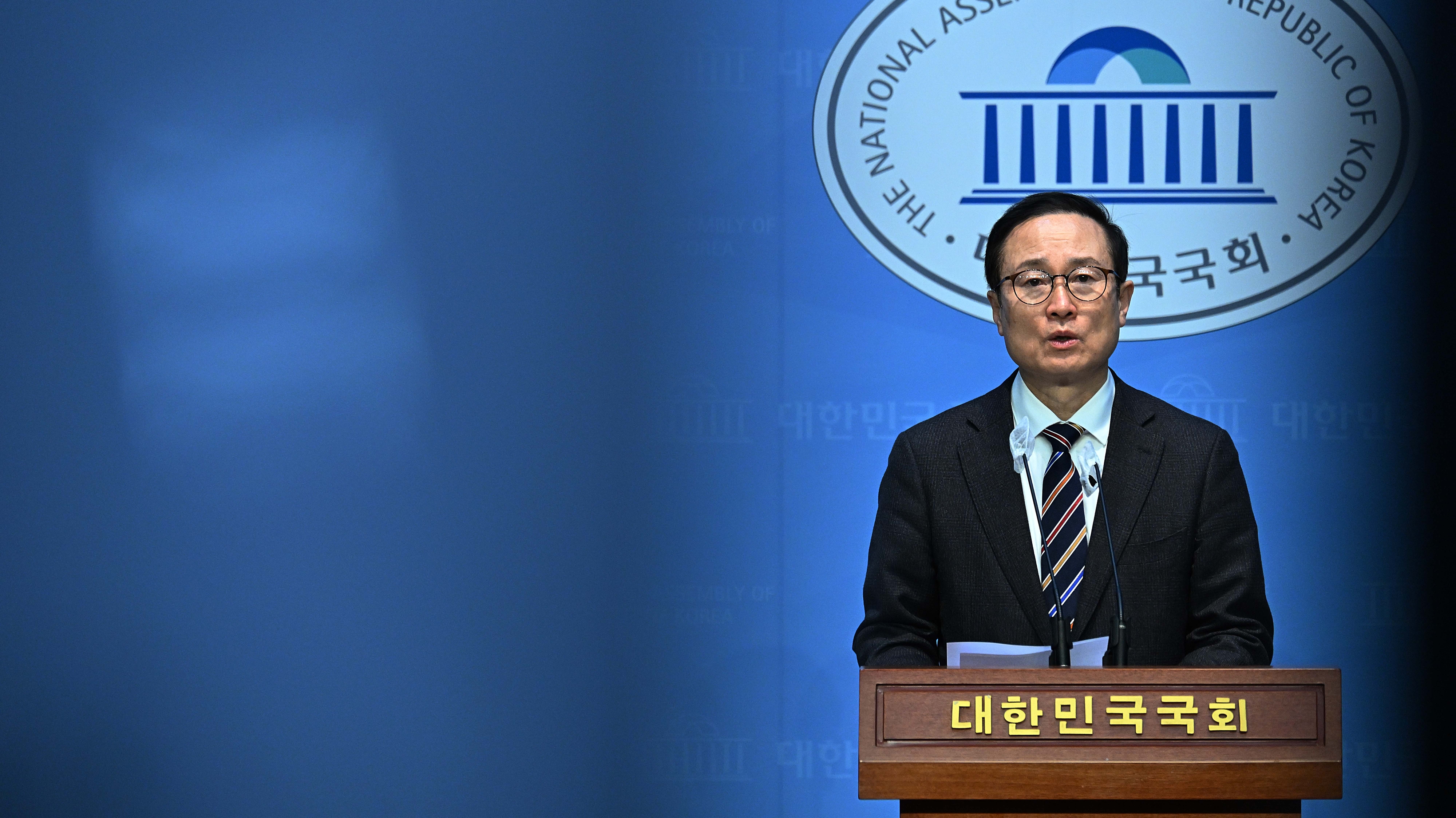 홍영표 더불어민주당 의원이 6일 서울 여의도 국회 소통관에서 탈당 기자회견을 하고 있다. 2024.3.6 오장환 기자