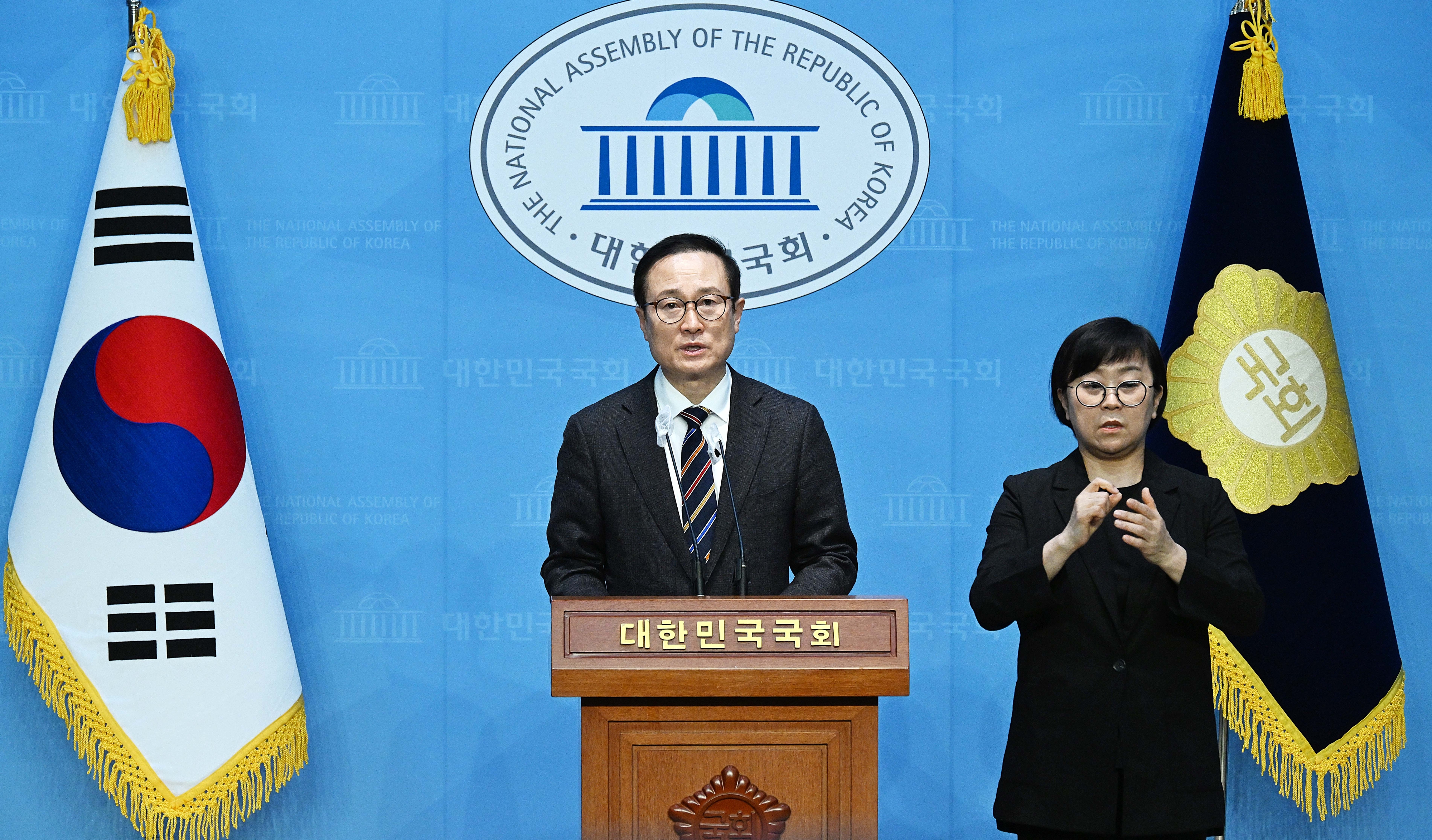 홍영표 더불어민주당 의원이 6일 서울 여의도 국회 소통관에서 탈당 기자회견을 하고 있다. 2024.3.6 오장환 기자