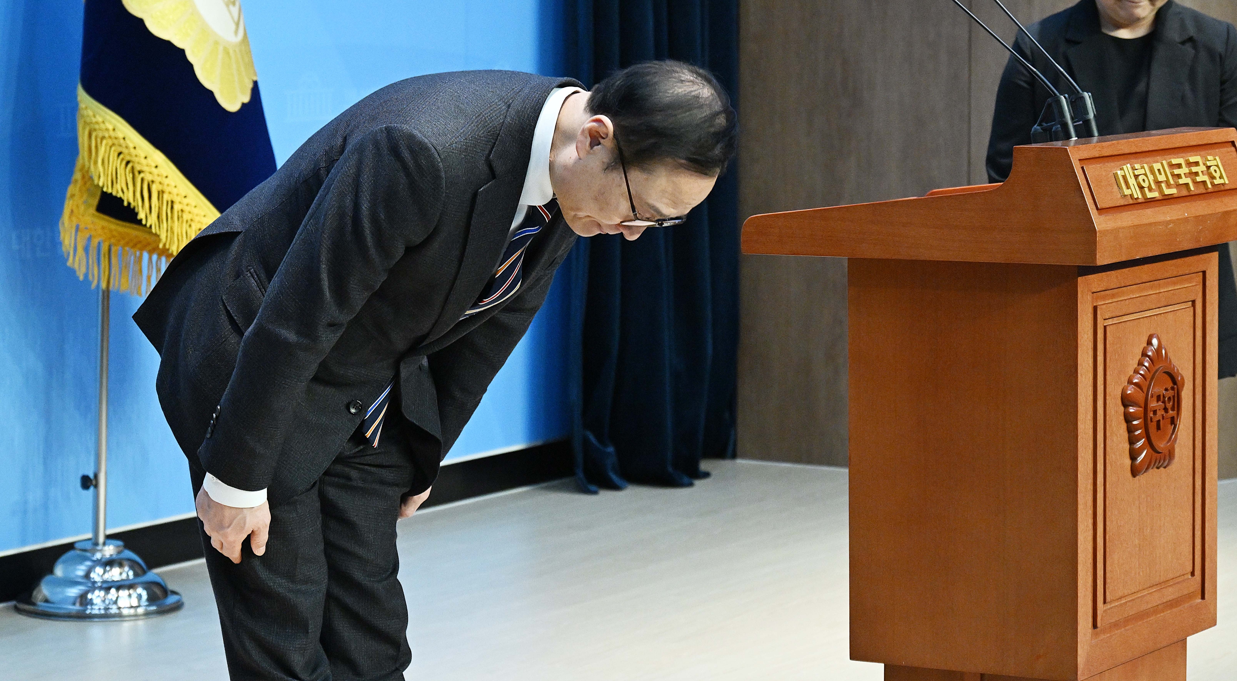 홍영표 더불어민주당 의원이 6일 서울 여의도 국회 소통관에서 탈당 기자회견을 마친 후 인사하고 있다. 2024.3.6 오장환 기자