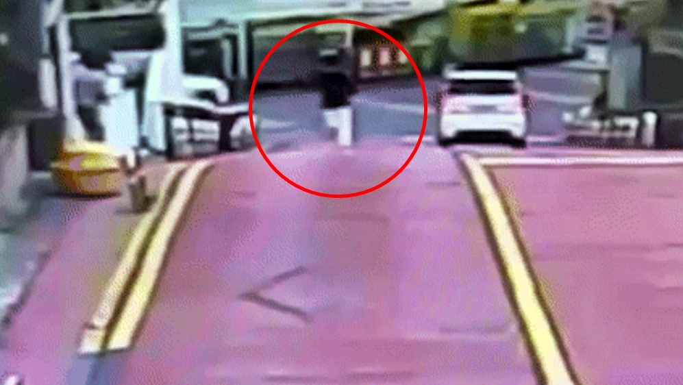 지난 1일 중고 롤렉스 시계를 낚아채 도망가는 피의자의 모습이 담긴 폐쇄회로(CC)TV 화면. 제주동부경찰서 제공