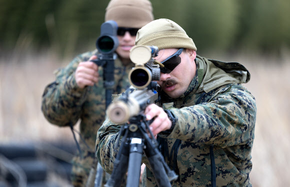 목표물 조준하는 미해병대 저격수