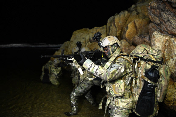 해군 1함대사령부 3특전대대(UDT/SEAL) 특수부대원들이 지난 6일 밤 강원 양양군 일대에서 특수작전 능력을 강화하기 위한 실전적이고 강도 높은 해상 침투훈련을 실시하고 있다. 2024.3.7  해군 1함대 제공