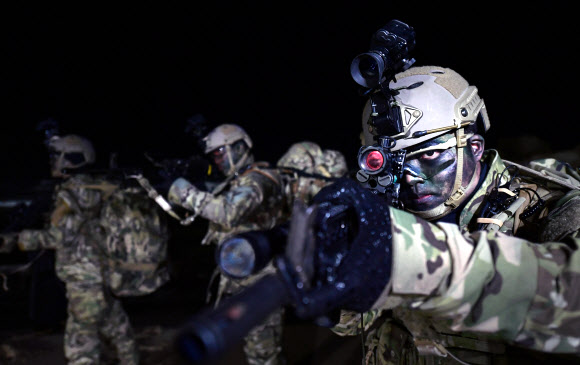 해군 1함대사령부 3특전대대(UDT/SEAL) 특수부대원들이 지난 6일 밤 강원 양양군 일대에서 특수작전 능력을 강화하기 위한 실전적이고 강도 높은 해상 침투훈련을 실시하고 있다. 2024.3.7  해군 1함대 제공