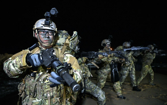 해군 1함대사령부 3특전대대(UDT/SEAL) 특수부대원들이 지난 6일 밤 강원 양양군 일대에서 특수작전 능력을 강화하기 위한 실전적이고 강도 높은 해상 침투훈련을 실시하고 있다. 2024.3.7  해군 1함대 제공