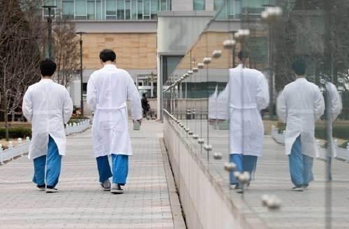 지난 6일 오후 서울 소재의 한 병원에서 의료진이 발걸음을 옮기고 있다. 뉴스1