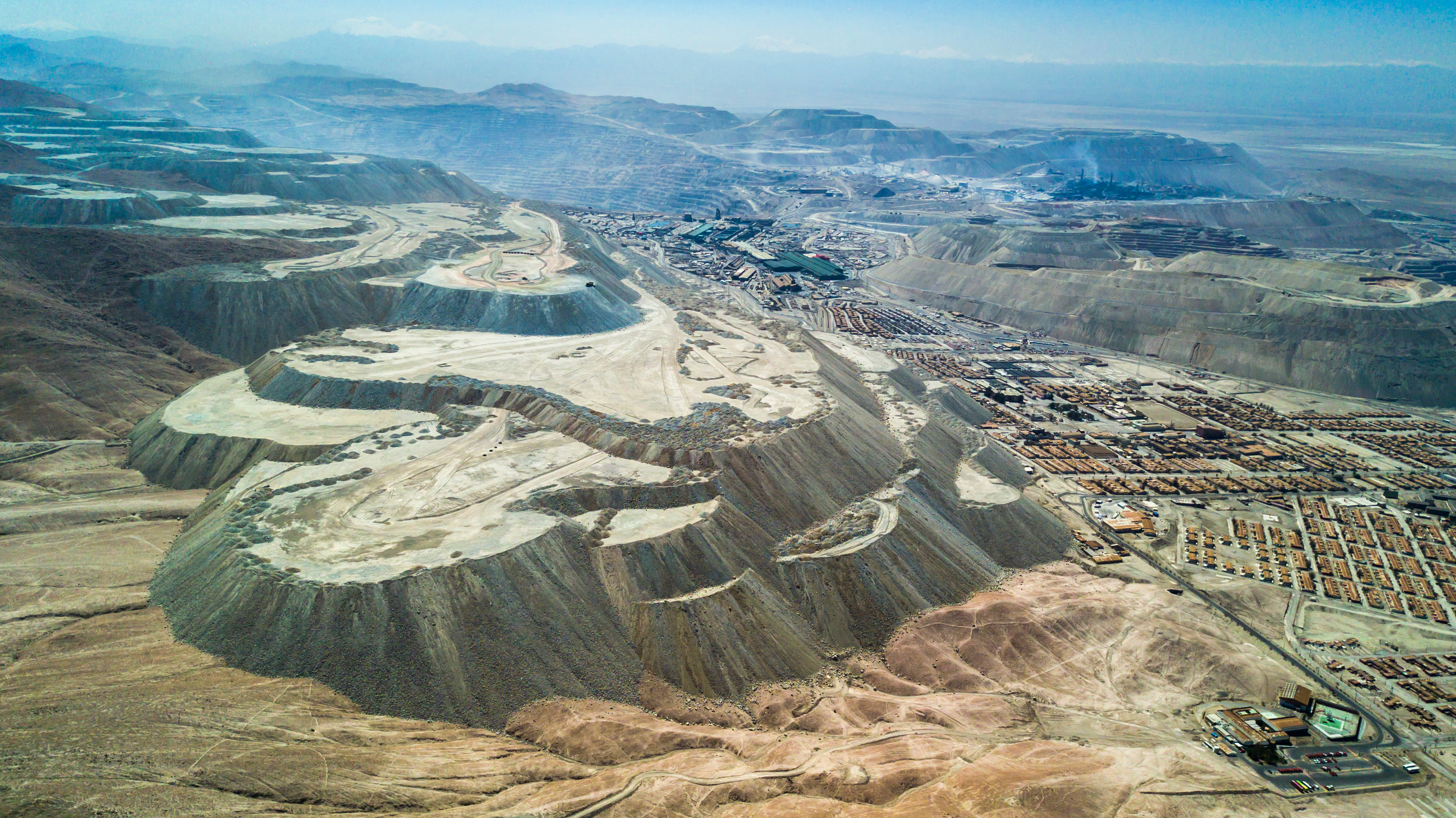 세계 최대 규모의 노천 구리 광산인 칠레 추키카마타 전경. 구리 1t을 생산하는 데 13만ℓ의 물을 소비하는 이 광산에서 매년 65만t의 구리가 채굴된다.  인플루엔셜 제공