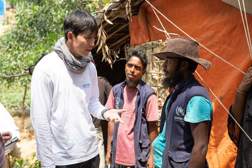 유엔난민기구(UNHCR) 친선대사인 배우 정우성(50)이 2019년 유엔난민기구와 함께 방글라데시를 방문해 난민 자원봉사자들을 만났다. 유엔난민기구 누리집