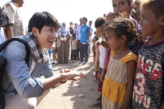 유엔 난민기구(UNHCR) 친선대사 배우 정우성이 아프리카 지부티에 있는 마르카지 예멘 난민 캠프에 도착해 아이들과 인사를 나누고 있다. 유엔 난민기구 제공