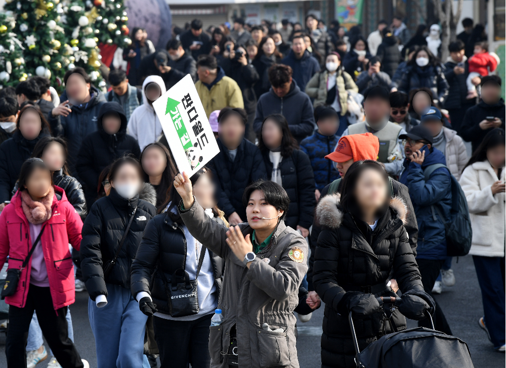 푸바오가 일반 관람객들을 만나는 마지막 날인 3일 오전 경기도 용인 에버랜드에서 관람객들이 입장하고 있다. 2024.3.3 사진공동취재단