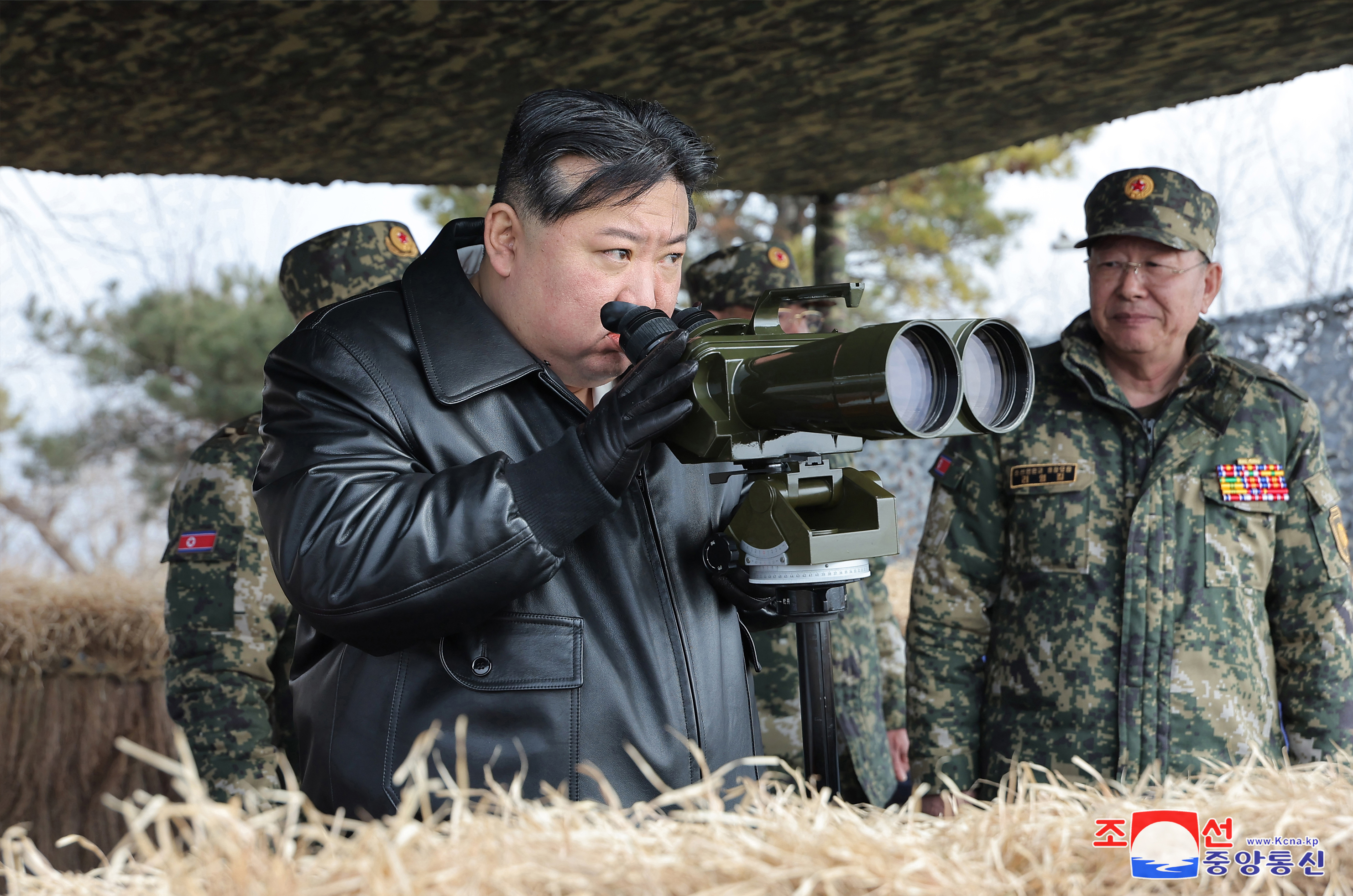 북한 김정은, ‘적 수도 타격권’ 포사격훈련 지도