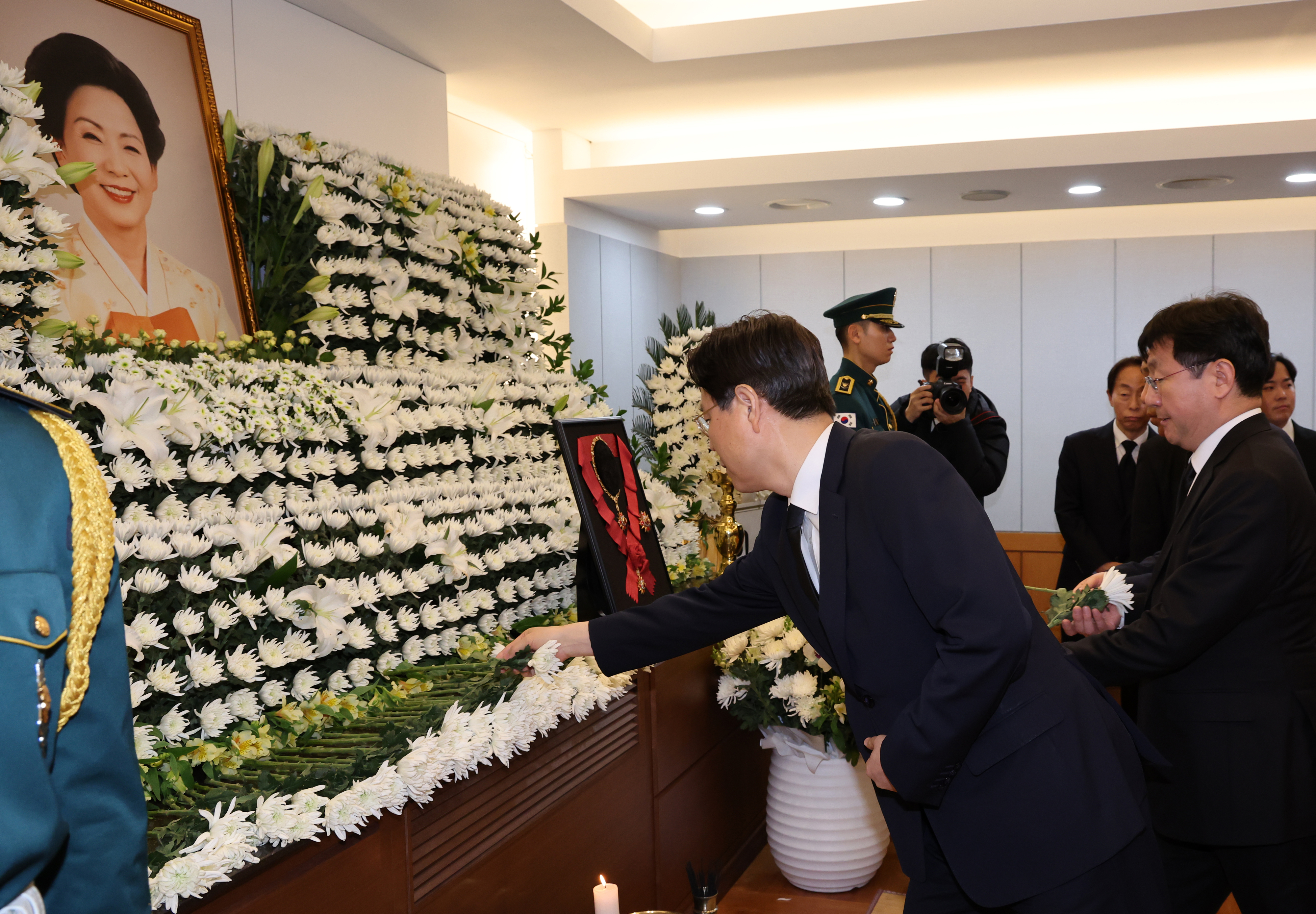 이관섭 대통령 비서실장과 성태윤 대통령실 정책실장(오른쪽)이 8일 서울 종로구 서울대병원 장례식장에 마련된 김영삼 전 대통령의 부인 손명순 여사의 빈소를 찾아 조문하고 있다. 연합뉴스