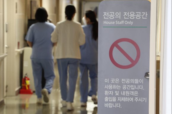 서울의 한 대학병원 의국에서 의료진이 ‘전공의 전용공간’이라고 써진 표지판을 지나치고 있다. 연합뉴스