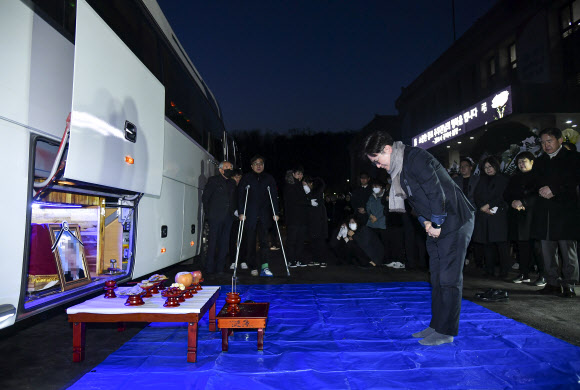 8일 오전 경기 김포시청 앞에서 항의성 민원에 시달리다가 숨진 공무원 A(39)씨를 애도하는 노제가 진행되고 있다.2024.3.8. 김포시 제공