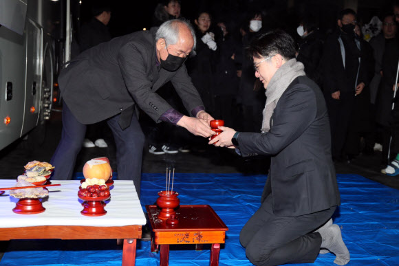 8일 오전 경기 김포시청 앞에서 항의성 민원에 시달리다가 숨진 공무원 A(39)씨를 애도하는 노제가 진행되고 있다.2024.3.8. 김포시 제공