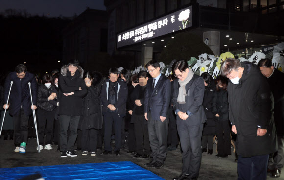 8일 오전 경기 김포시청 앞에서 항의성 민원에 시달리다가 숨진 공무원 A(39)씨를 애도하는 노제가 진행되고 있다.2024.3.8. 김포시 제공