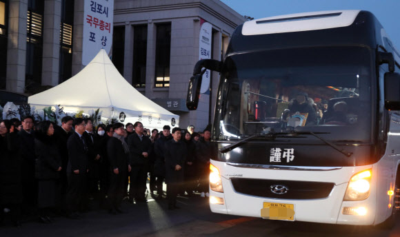 8일 오전 경기 김포시청 앞에서 항의성 민원에 시달리다가 숨진 공무원 A(39)씨를 애도하는 노제가 진행되고 있다.2024.3.8. 김포시 제공