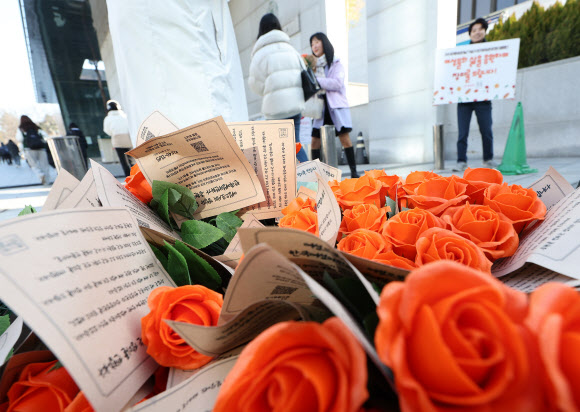 세계 여성의 날을 맞아 8일 오전 서울 서대문구 이화여대에서 한국여성의전화 관계자들이 학생들에게 장미꽃을 주고 있다. 한국여성의전화는 이날 서울 시내에서 5천 여명의 여성들에게 장미 나눔 캠페인을 연다. 2024.3.8 연합뉴스